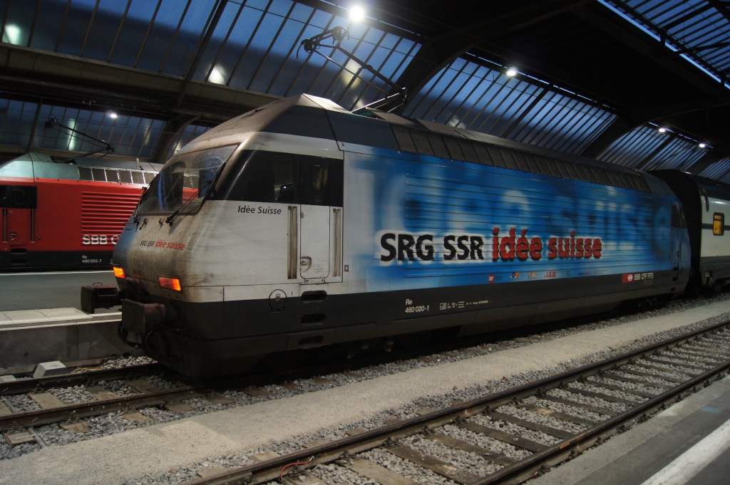 Re 460 020-1 steht am frhen Morgen des 31.7.11 im Zrcher Hauptbahnhof.