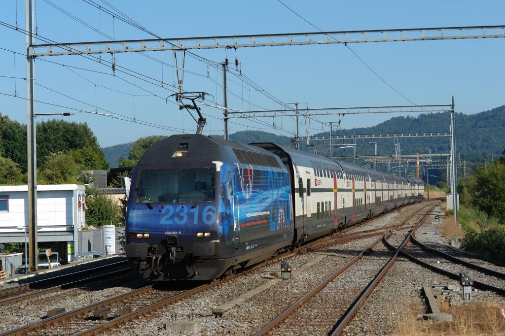 Re 460 021 mit einem RE nach Biel/Bienne am 31.08.2009 unterwegs bei Mnchbuchsee.