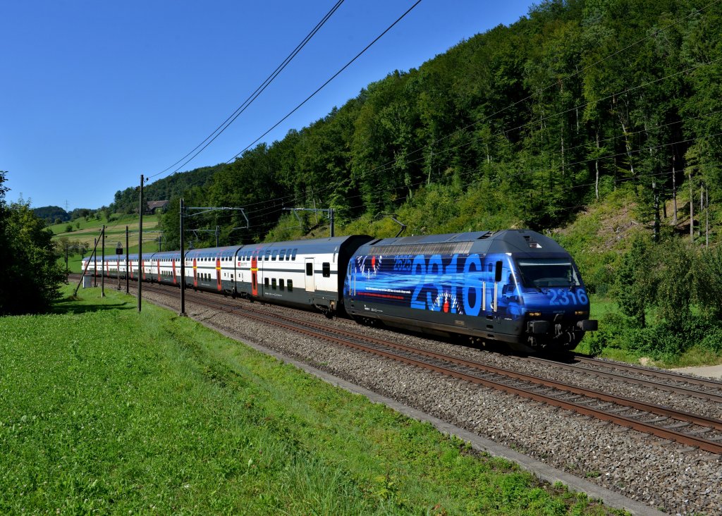 Re 460 021 mit einem IC am 27.08.2012 unterwegs bei Tecknau.