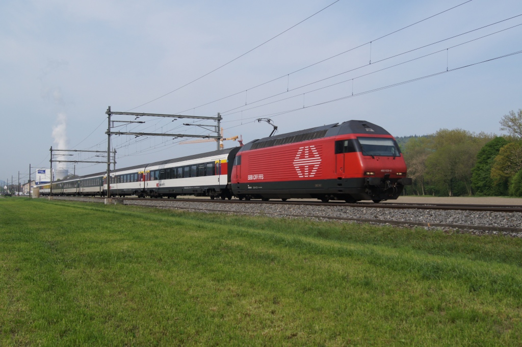 Re 460 023-5 fhrt am 23.4.11 von Schnenwerd Richtung Aarau.