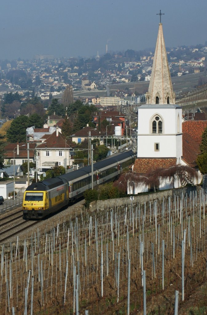 Re 460 028-4 mit IR 1719 bei Villette.
(23.03.2010)