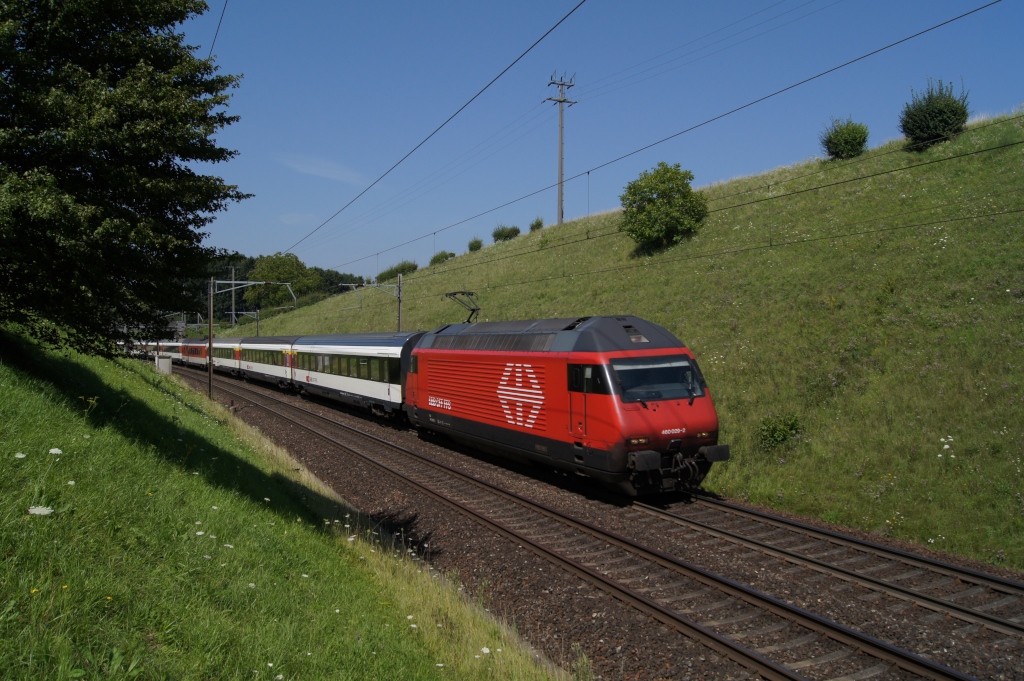 Re 460 029-2 fhrt am 2.8.11 mit dem IC 571 von Mumpf Richtung Bzberg.