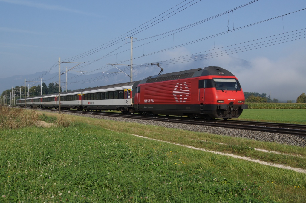 Re 460 029-9 zieht am 3.9.11 den IR 2117 von Solothurn Richtung Oensingen, hier bei Deitingen.