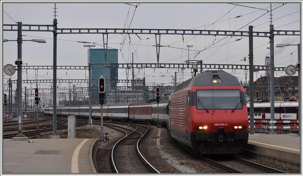 Re 460 030-0 fhrt mit einem IC in Zrich HB ein. Im Hintergrund der neue Primetower. (08.03.2013)