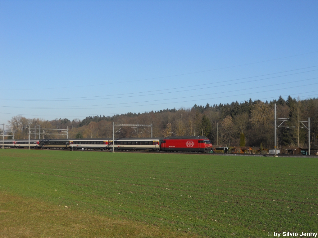 Re 460 030-0 ''Sntis'' mit dem IR 2126 nach Biel am 16.1.2011 beim Spurwechsel Tssmhle zwischen Winterthur und Kemptthal.