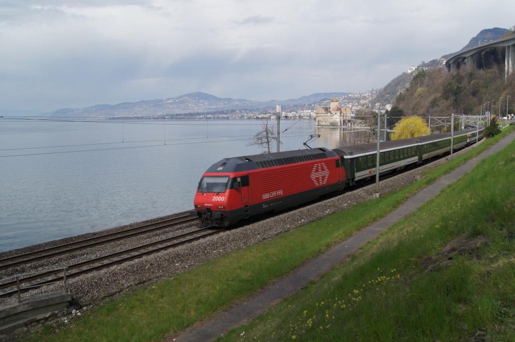 Re 460 033-4 fhrt am 26.3.11 am Chteau de Chillon vorbei Richtung Brig.