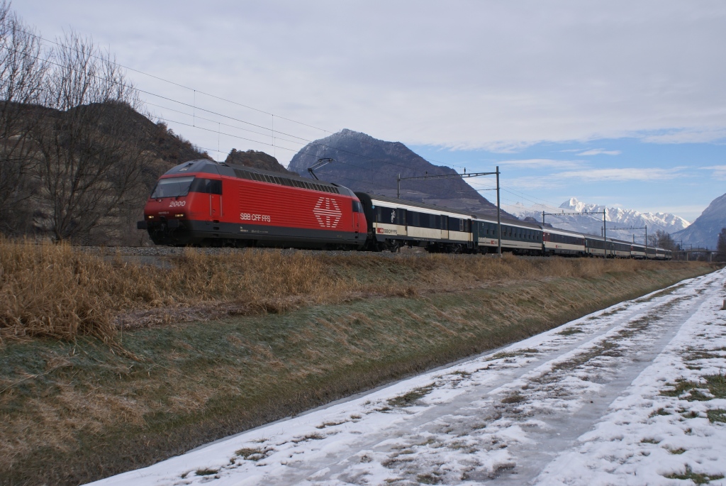 Re 460 033-4 zieht am 27.12.10 einen IR nach Genf Flughafen von St. Lonard Richtung Sion. Eigentlich wollte ich Winterbilder machen, doch im Wallis hat sich der Schnee grsstenteils schon wieder verabschiedet.