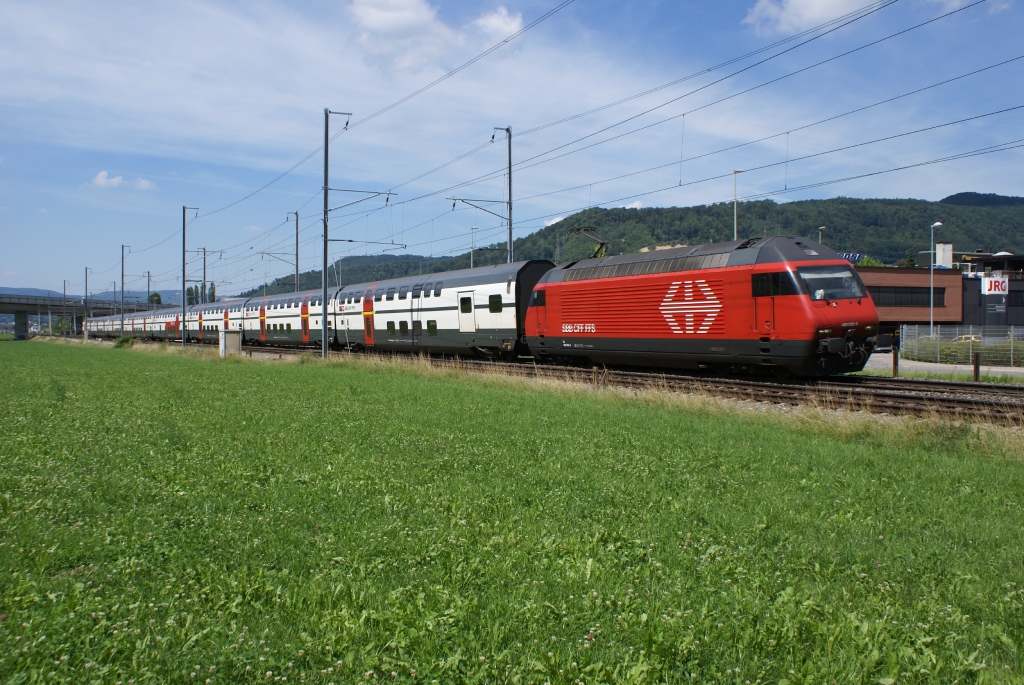 Re 460 035-9 erreicht am 7.8.10 mit einem IC 2000 Sissach.