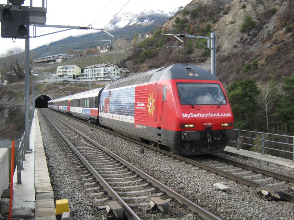 Re 460 036 mit dem Extrazug Snow Train, Geneve-Aeroport-Brig, bei Einfahrt in Leuk, 19.03.2011. Der Zug besteht aus zwei Salon- und drei Erstklasswagen. 