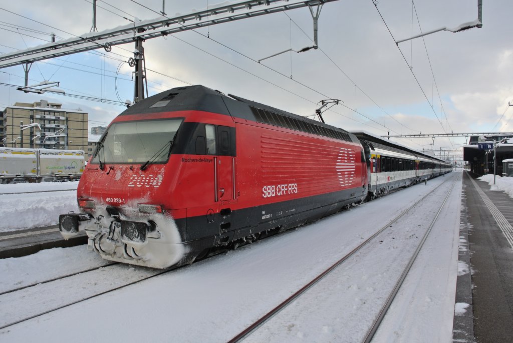 Re 460 039-1 am Schluss des IR 2112 in Solothurn, 08.12.2012.