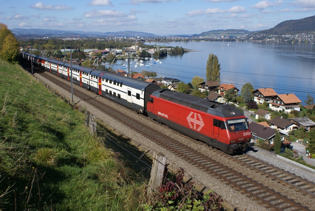 Re 460 039-1 zieht am 21.10.10 den IC 822 von Einigen Richtung Spiez.
