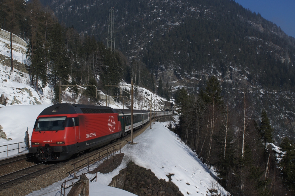 Re 460 042-5 zieht am 02.03.2013 den IR 2165 von Wassen Richtung Gschenen.
