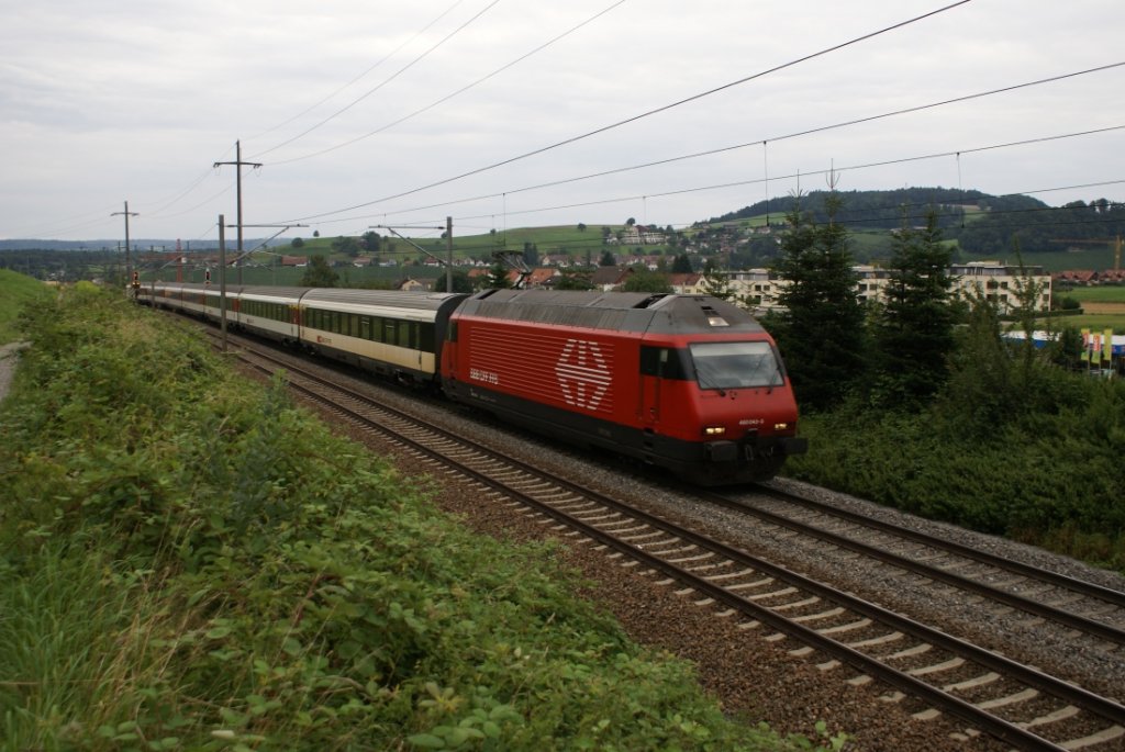 Re 460 043-3 fhrt am 6.8.10 mit dem IR 2585 von Eglisau Richtung Glattfelden.
