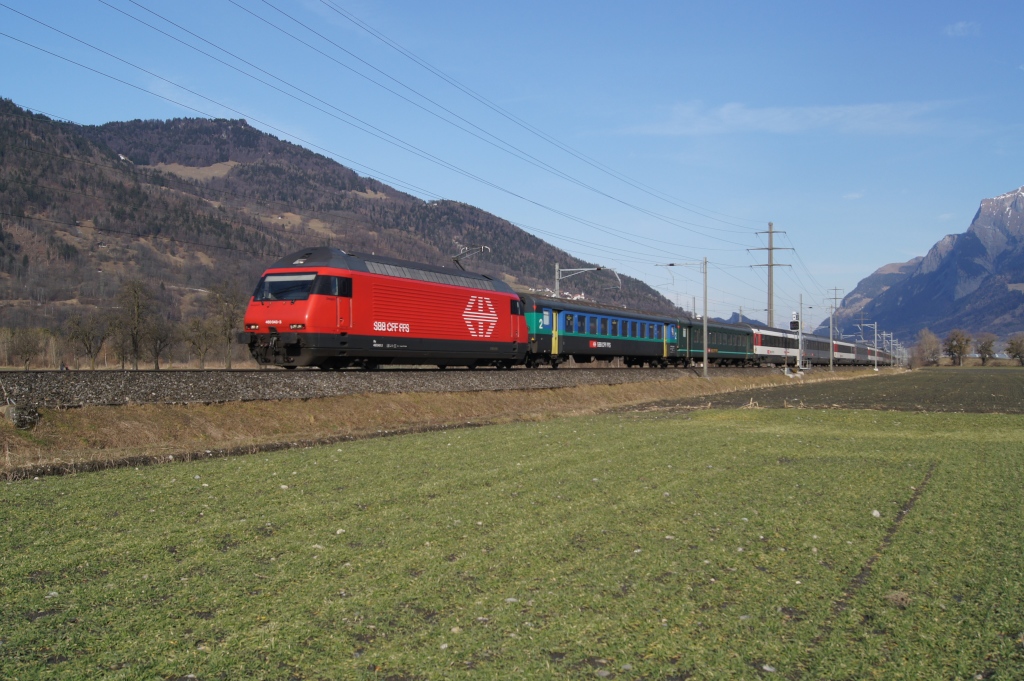 Re 460 043-3 zieht am 12.2.11 den IR 1765 von Igis Richtung Zizers.