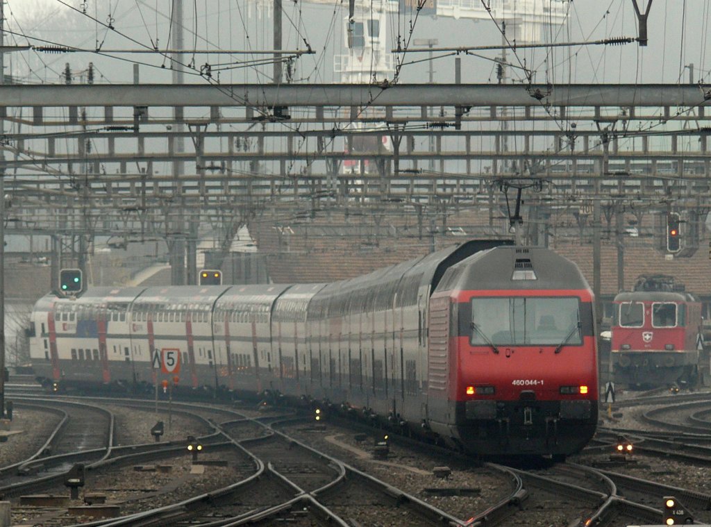 Re 460 044-1 mit IC-2000 Komposition bei der Ausfahrt aus Bahnhof
Olten am 20.11.10.
