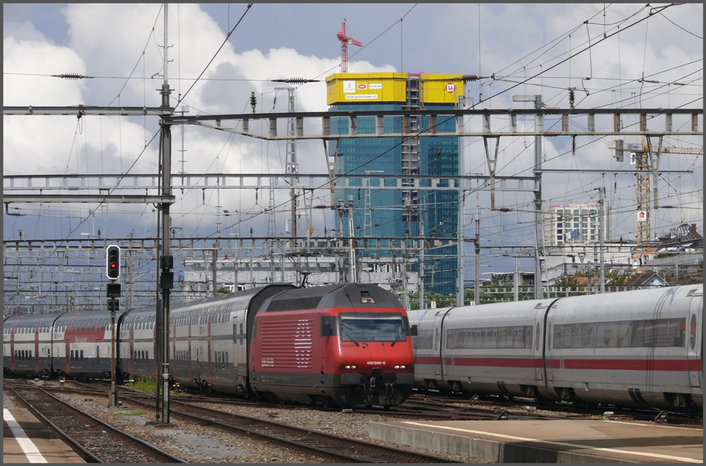 Re 460 045-8 fhrt neben einem ICE in Zrich HB ein. (30.07.2010)