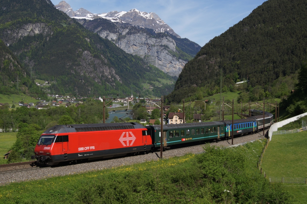 Re 460 047-4 zieht am 10.5.12 den IR 2165 die ersten Meter der Gotthard-Nordrampe hinauf.
