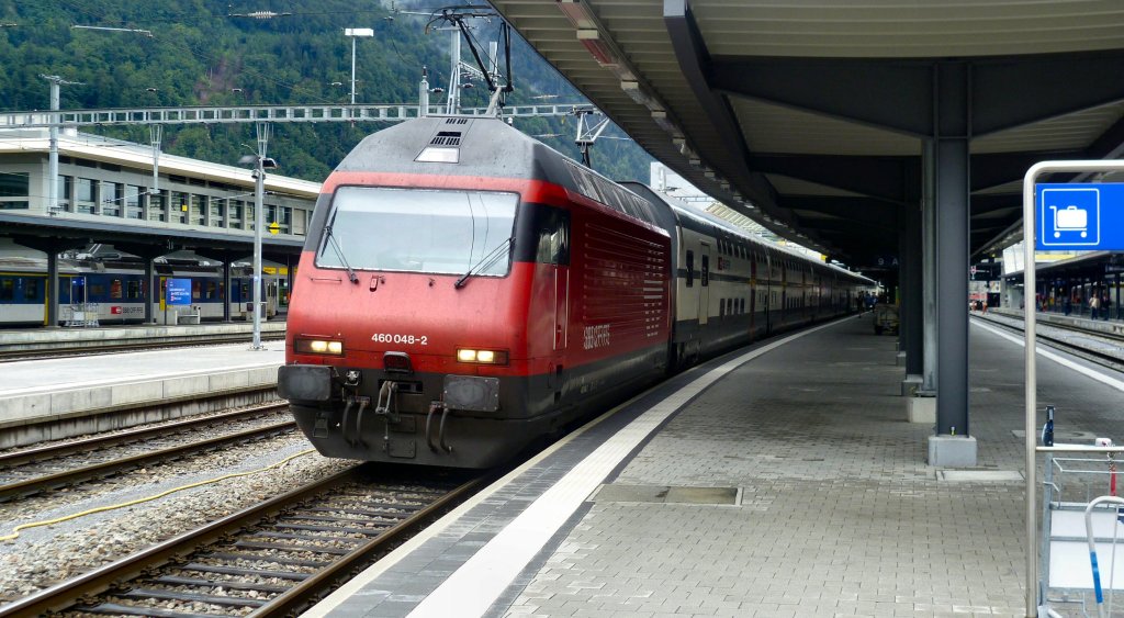 Re 460 048-2 mit IC 576 nach Basel SBB steht am 07.08.11 am Gleis 9 in Chur zur Abfahrt bereit.