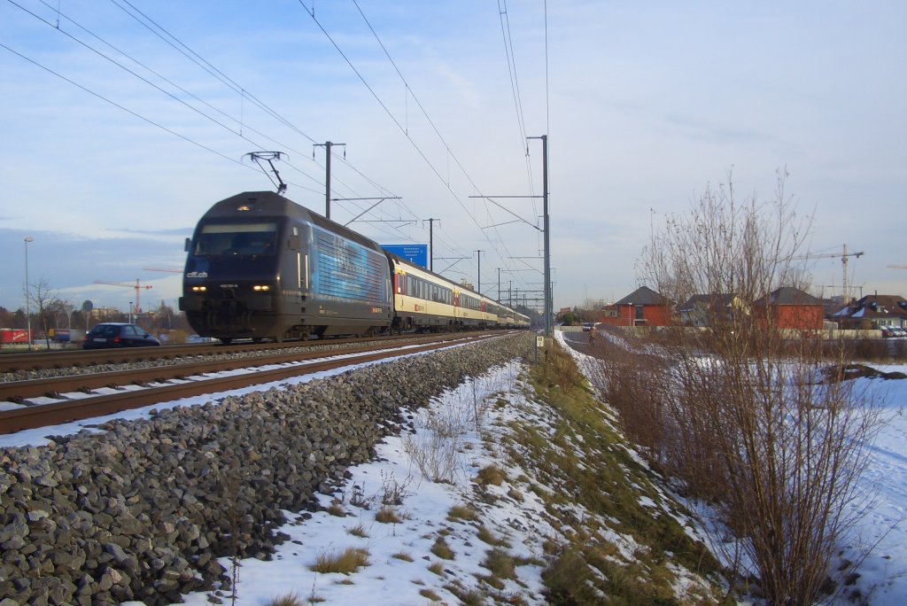 Re 460 051-6 (Werbung fr Bahninfo 166) durchfhrt mit ihrem verstrkten IR gerade das Tgermoos.
22.12.09.