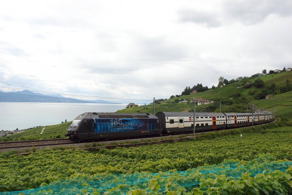 Re 460 051 mit einem IC nach St. Gallen am 30.08.2010 unterwegs bei Grandvaux.