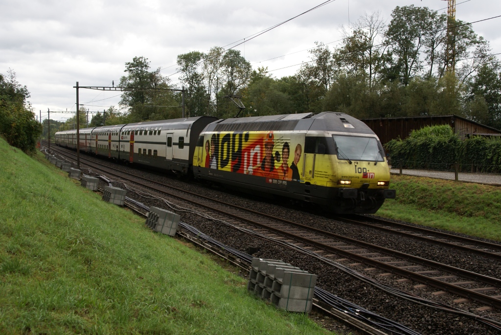 Re 460 053-2 zieht am 25.9.10 den RE 1831 von Lyss Richtung Busswil.