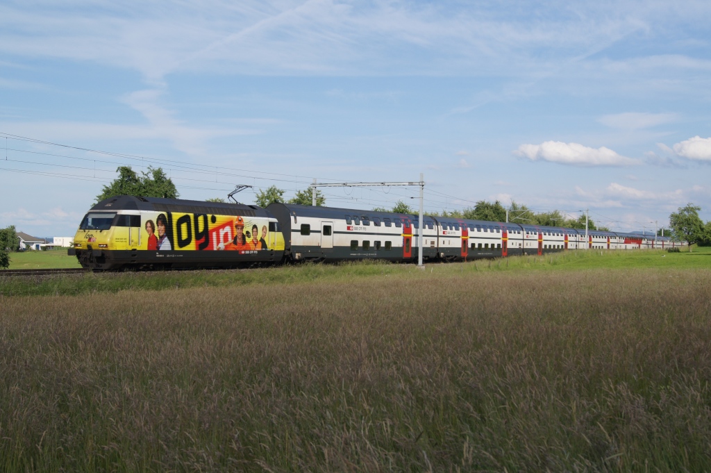 Re 460 053-2 zieht am 28.5.11 den IC 738 von Algetshausen-Henau Richtung Wil.
