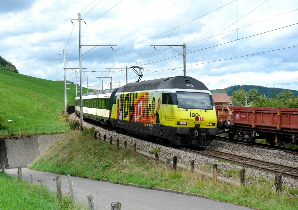 Re 460 053 mit einem IC am 03.09.2009 unterwegs bei Faulensee.