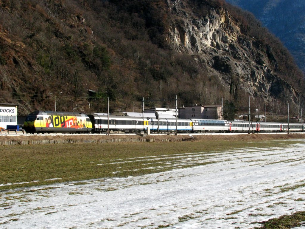 Re 460 053 mit IR bei Castione am 13.02.2010