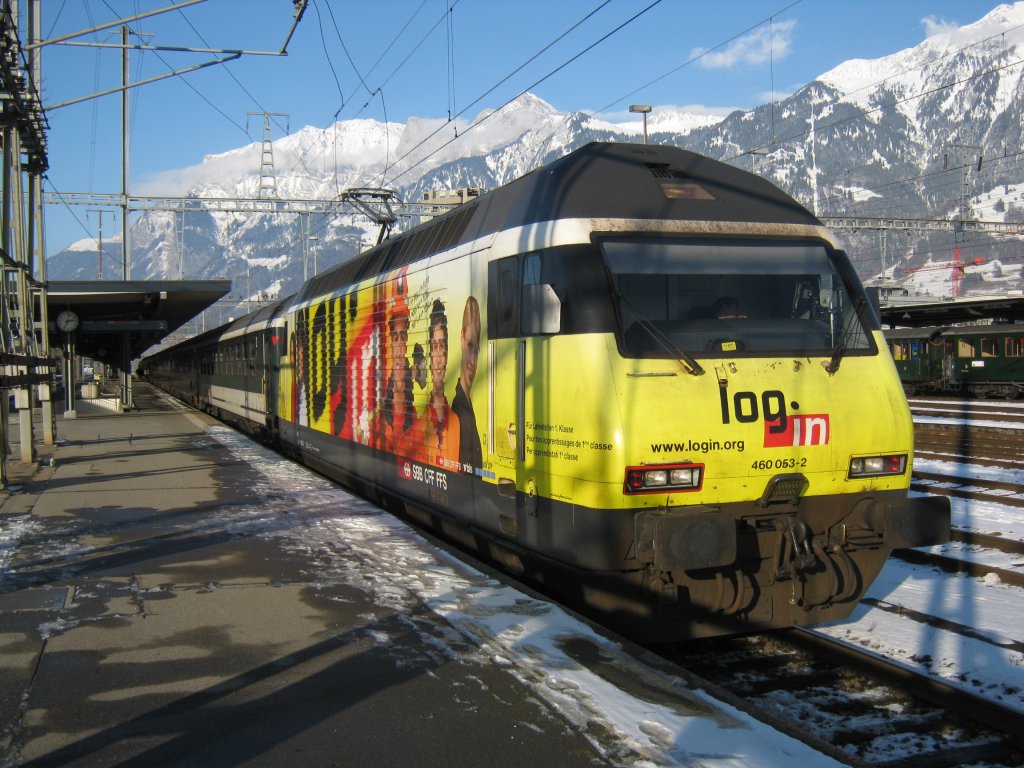 Re 460 053 mit IR 1773 im Bahnhof Landquart, 04.12.2010.