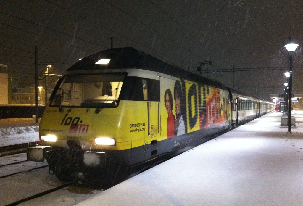 Re 460 053 mit IR 1435 bei starkem Schneefall in Visp, 21.12.2011. (Handyfoto)