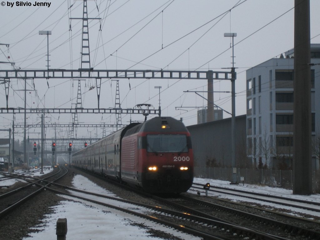 Re 460 054-0 ''Dreilndereck'' am 15.1.2010 mit einem IC nach Brig bei der Durchfahrt in Oberwinterthur. Wegen der Unterfhrung am stlichen Ende des Bhf.'s Oberi muss man von dieser Seite her die Zge heran ''zoomen''