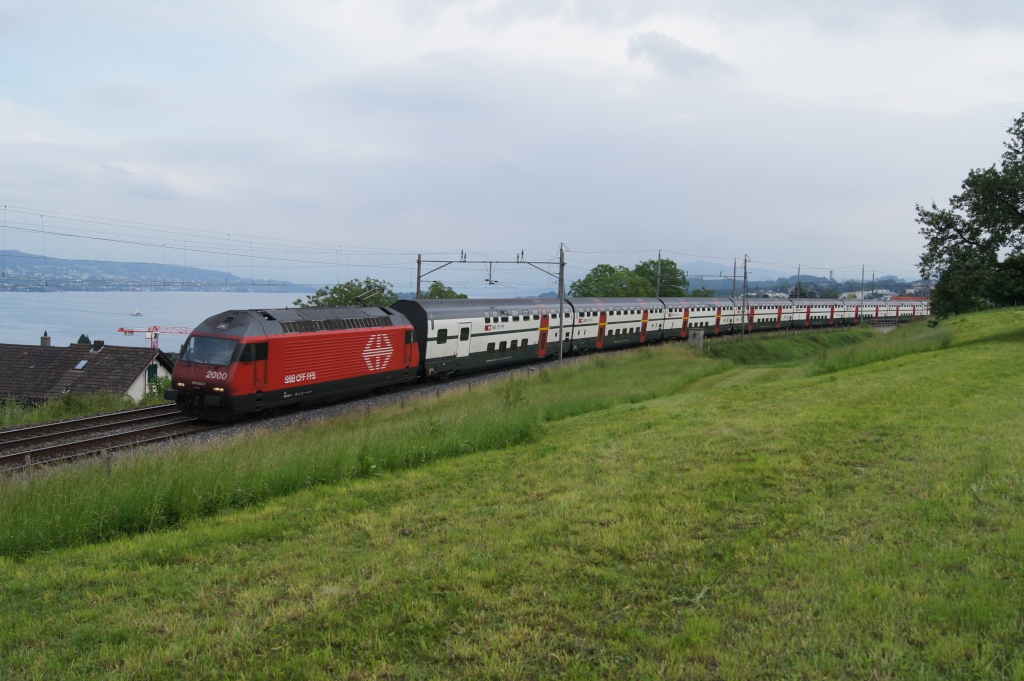 Re 460 055-7 fhrt am 3.6.11 mit dem IR 2356 von Horgen Oberdorf Richtung Oberrieden Dorf.