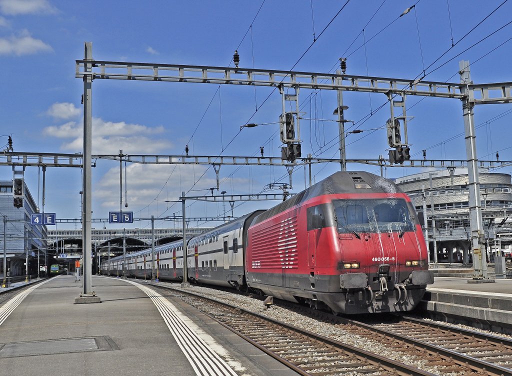Re 460 056-5 mit IR nach Zrich HB bei der Abfahrt in Luzern, Aufgenommen am 08.08.2012