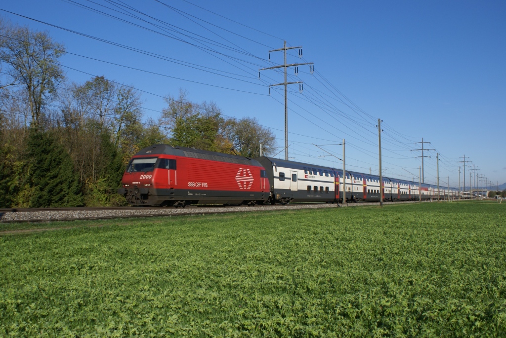 Re 460 056-5 zieht am 21.10.10 den IC 816 von Wichtrach Richtung Kiesen.