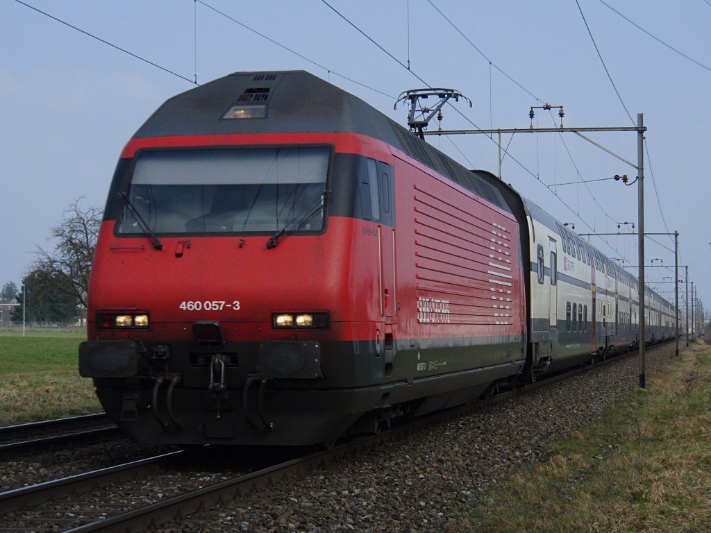 Re 460 057-3 mit IC 828 von Romanshorn nach Brig hat am 01.03.2011 die letzten Gebude von Romanshorn hinter sich gelassen.