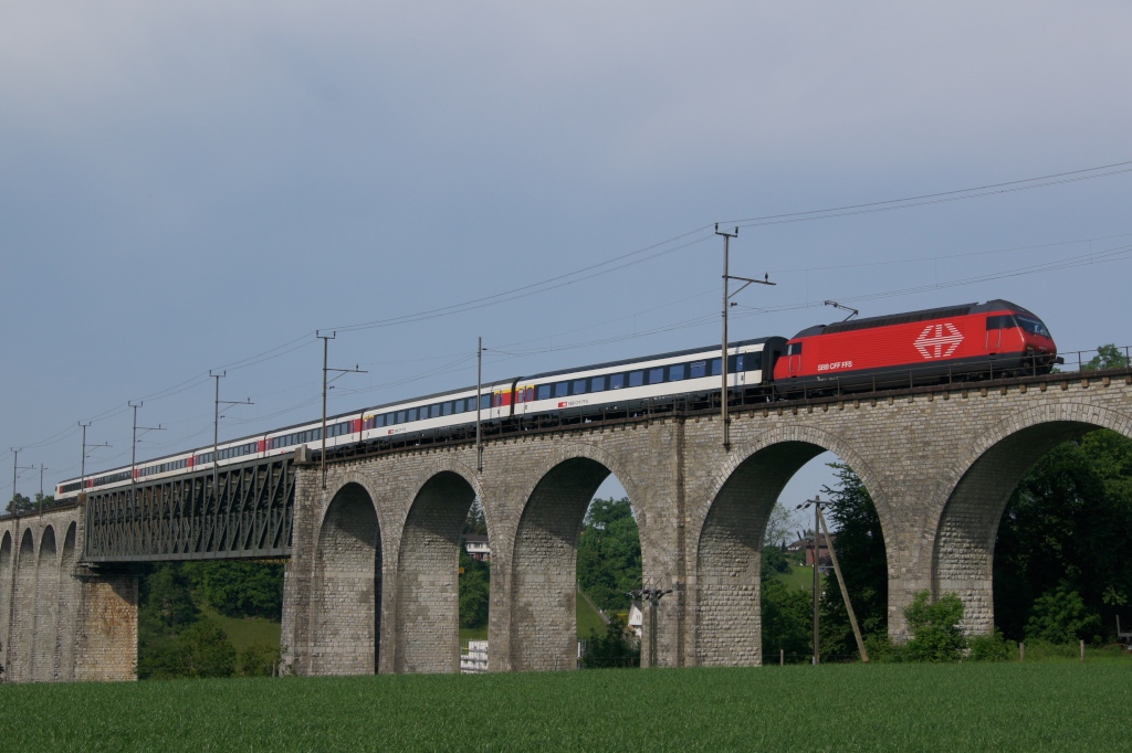 Re 460 057-3 nhert sich am 24.5.12 Eglisau.