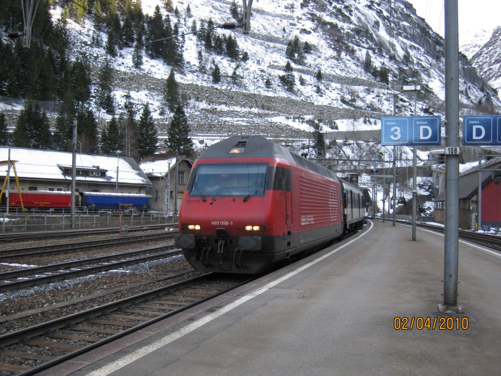 Re 460 058 mit IR 2188 bei Einfahrt im Bahnhof Gschenen, 02.04.2010.