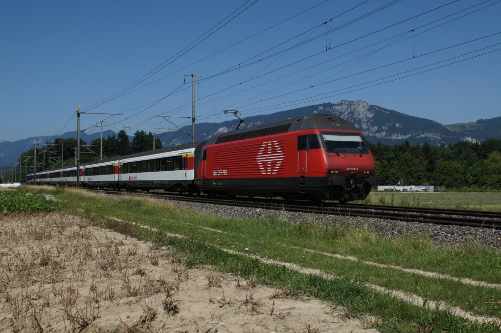 Re 460 059-9 zieht am 18.7.12 den IR 2121 von Solothurn Richtung Olten, hier bei Deitingen.
