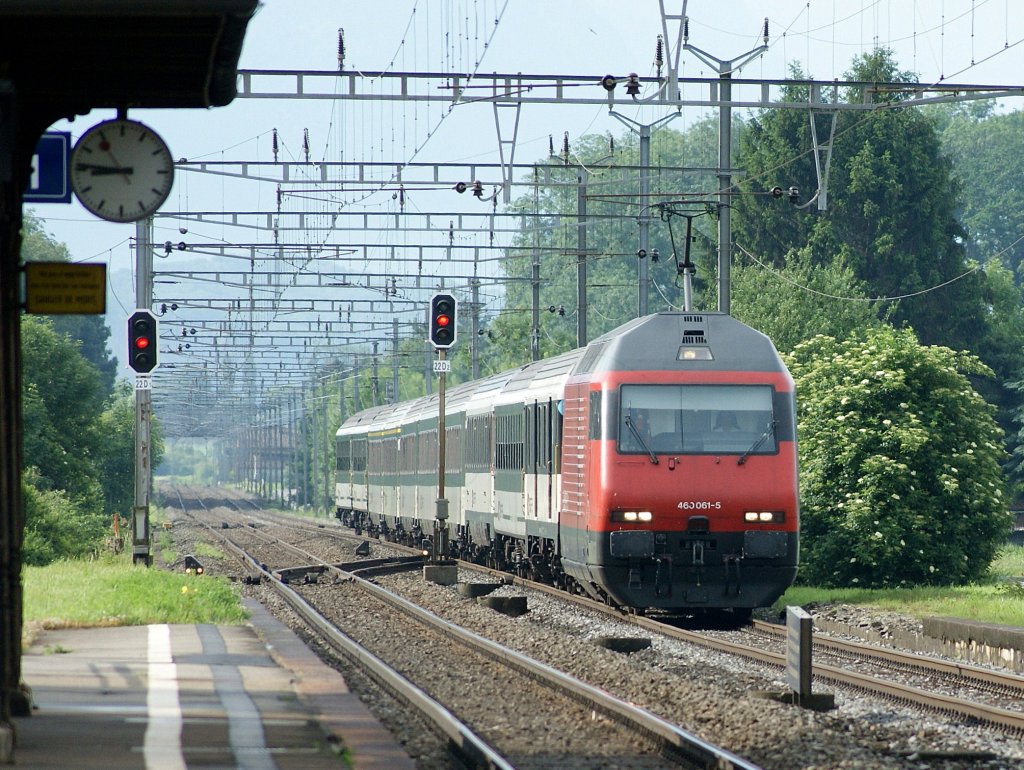 Re 460 061-5 mit Interregio 1410 auf dem Weg nach Lausanne.
(14.06.2010)