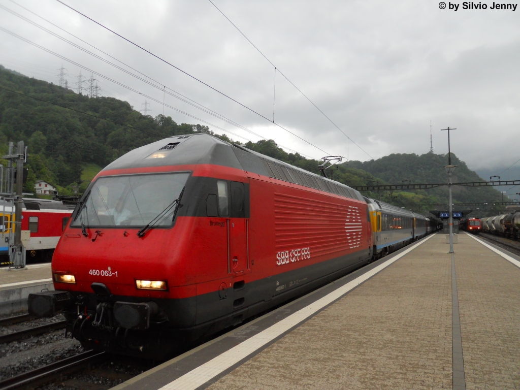 Re 460 063-1 ''Brunegg'' am 31.5.2011 in Ziegelbrcke mit dem IR 1786 nach Basel. Da der Regio aus Rapperswil versptet war, verzgerte sich die Abfahrt dieses Zuges, so dass noch ein Foto drin lag.