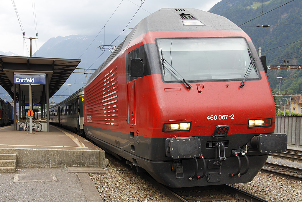 Re 460 067-2 steht im Bahnhof Erstfeld und wird in Krze ihren IR nach Zrich HB bringen. Aufnahme vom 11. Juli 2010, 16:39.