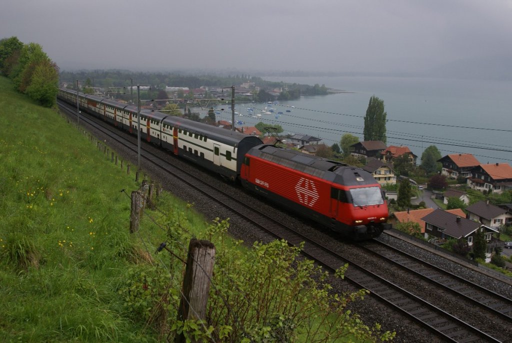 Re 460 068-0 fhrt am 15.5.10 mit dem IC 810 von Thun Richtung Spiez, hier bei Einigen.