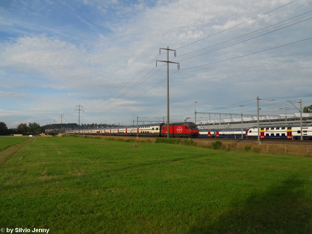 Re 460 069-8 ''Verkehrshaus'' schiebt am 22.8.2010 den IC 835 Richtung Romanshorn, anlsslich dem OpenAir-Gampel und dem Eidgensschen Schwing- und lplerfest wurde dieser Zug mit einem 5, statt 3 teiligem EW4-Modul verstrkt.
