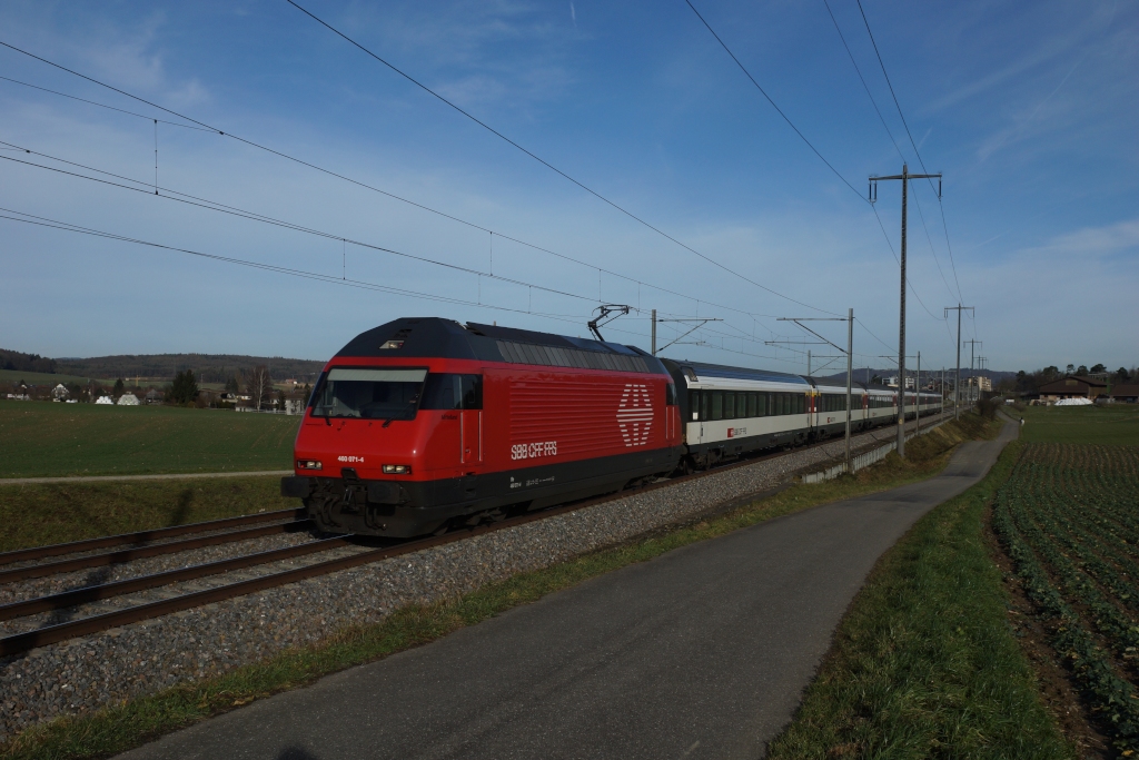 Re 460 071-4 zieht am 31.12.2012 den IR 2571 von Schaffhausen Richtung Zrich HB, aufgenommen kurz vor Niederglatt.