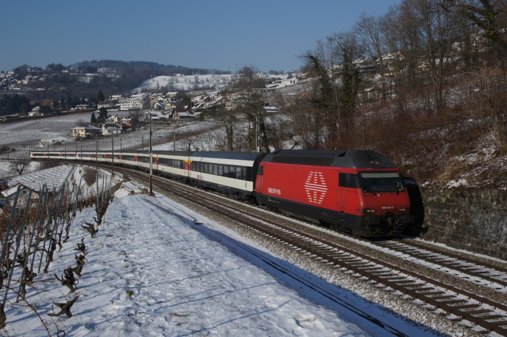 Re 460 072-7 fhrt am 3.2.12 mit dem IR 2531 von Bossire Richtung Grandvaux.