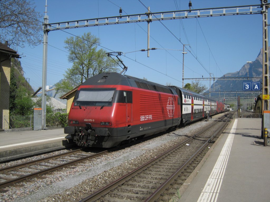 Re 460 073 mit einem Testzug in Landquart. Der Zug besteht aus 2 A Dosto, zwei neuen Niederflurwagen der SZU, einem B Dosto und einem Bt EW IV, 10.04.2011.