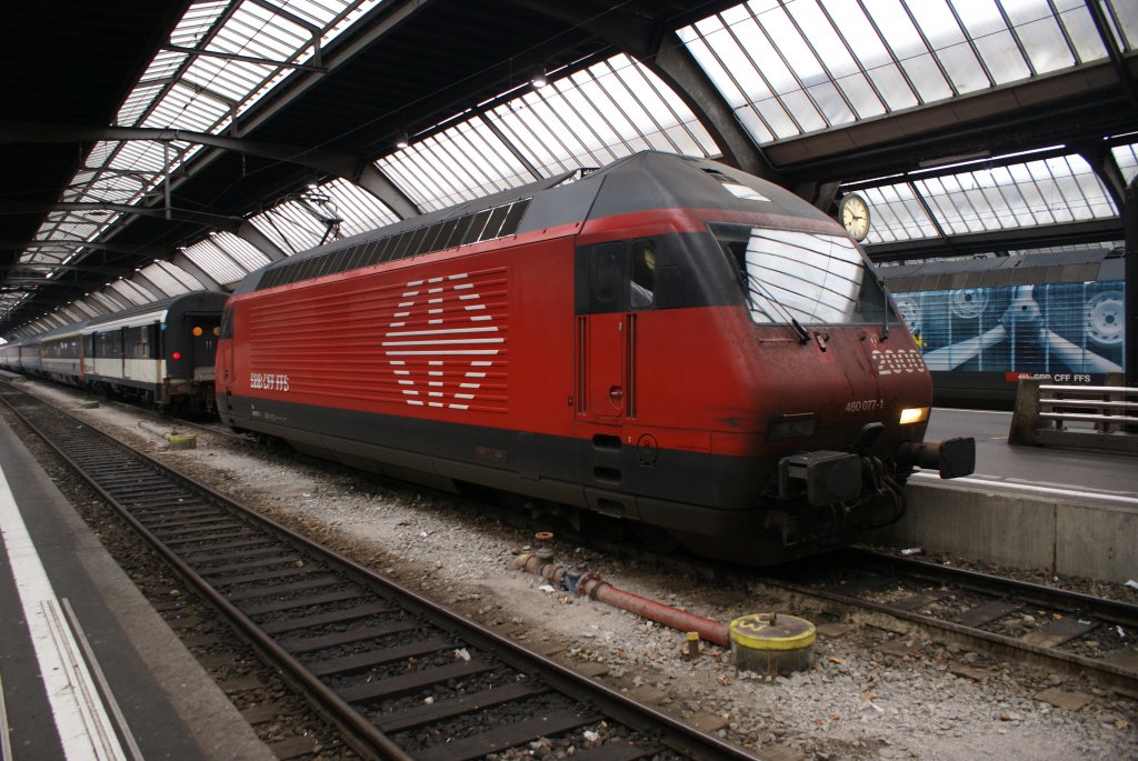 Re 460 077-1 steht am 1.1.10 in Zrich HB.