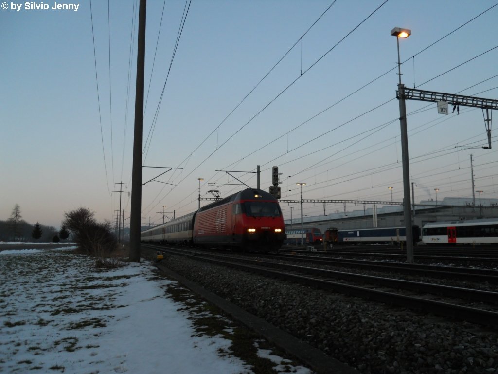 Re 460 081-3 ''Pfnder'' am 18.2.2010 bei der Unterhaltsnalage Oberwinterthur mit dem IR 9072, der planmssig mit einem 200er-Pendel (EW IV fr vmax 200km/h, in LBT und auf NBS zugelassen) gefhrt wird.