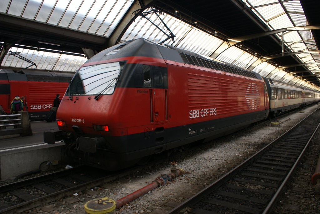 Re 460 081-3 steht am 28.12.09 abfahrtsbereit in Zrich.