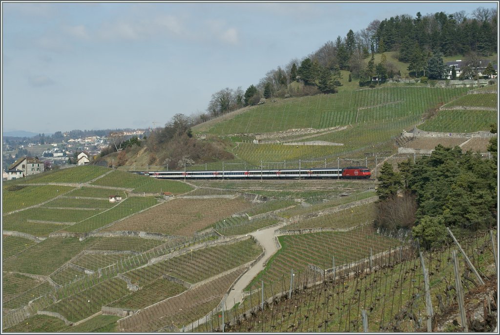 Re 460 085-4 mit dem IR 2525 von Genve Aroport nach Luzern zwischen Bossire und Grandvaux am 1. April 2011


